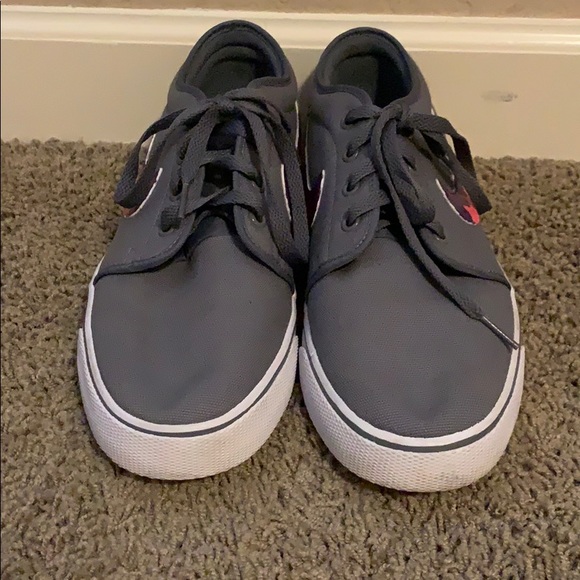 Nike Skateboarding/ lifestyle shoe - Picture 2 of 5